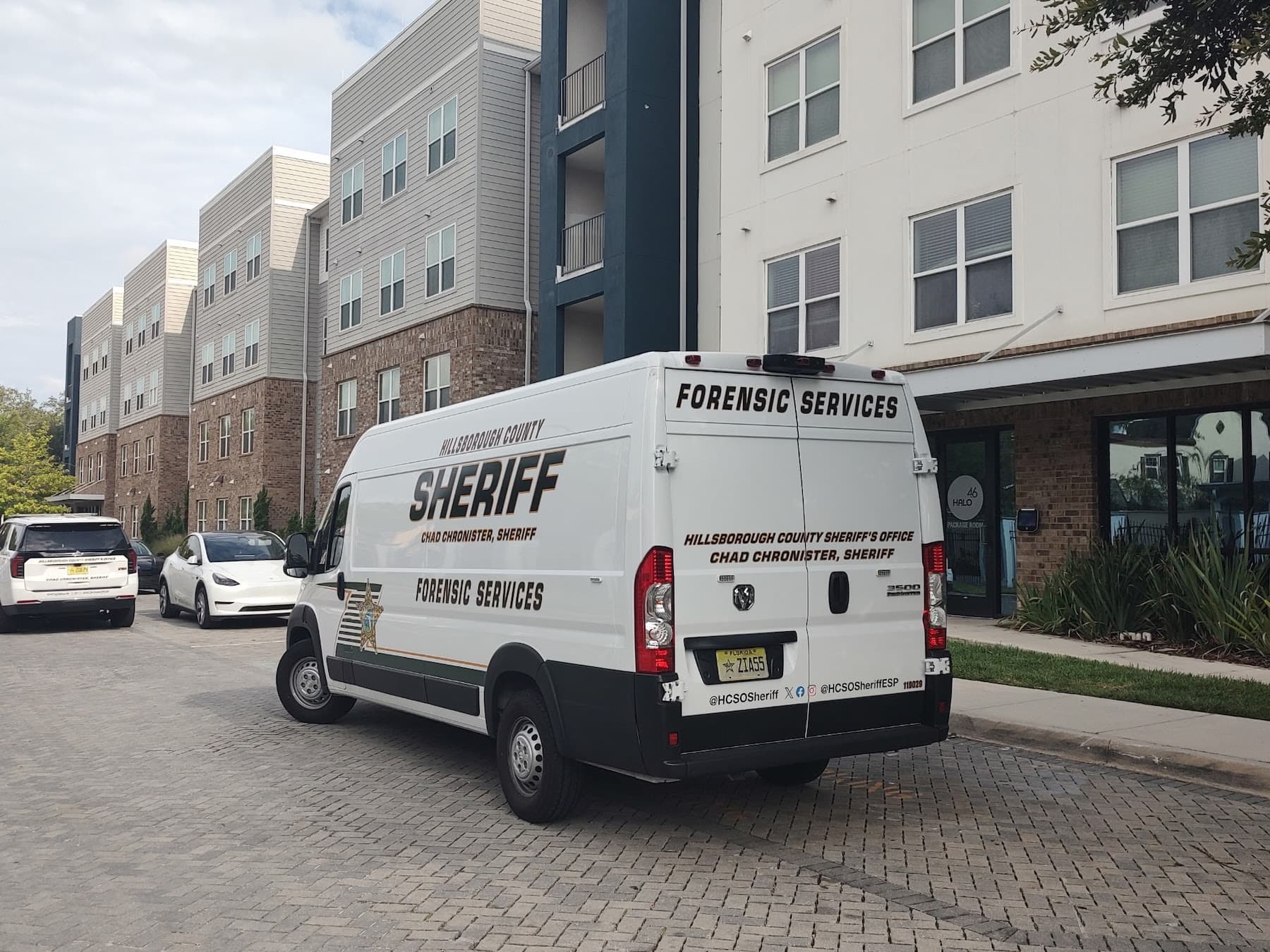 HCSO forensic service outside apartment
