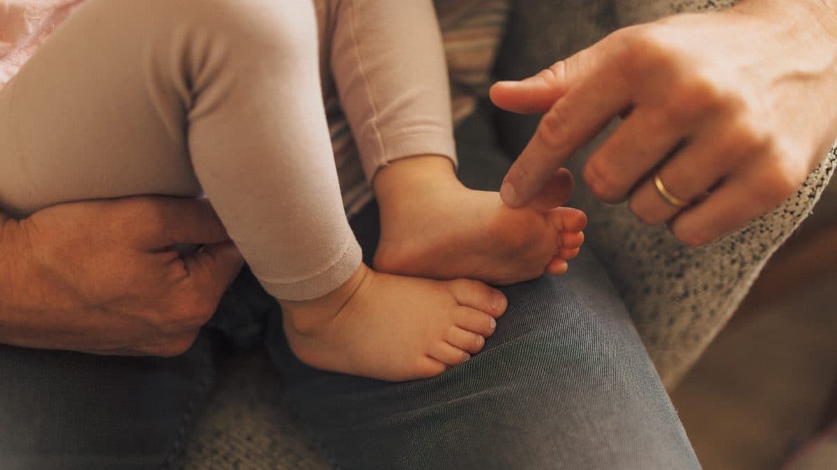 Newborn home photo with family